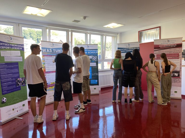 Ausstellung „RECHTSaußen – MITTENdrin“ am Lessinggymnasium