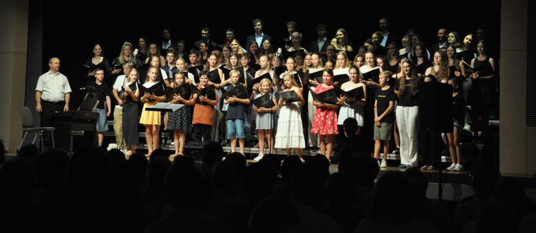 Schulchöre sammeln viel Geld beim Benefizkonzert