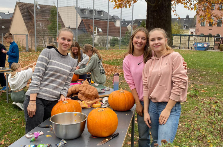 Kürbisschnitzen auf dem Schulhof als Halloween-Tradition