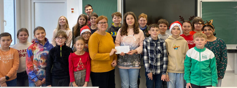 Spende der Klasse 5d und schottischer Abend