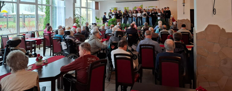 Junge Gymnasiasten begeistern mit Programm im Seniorenheim